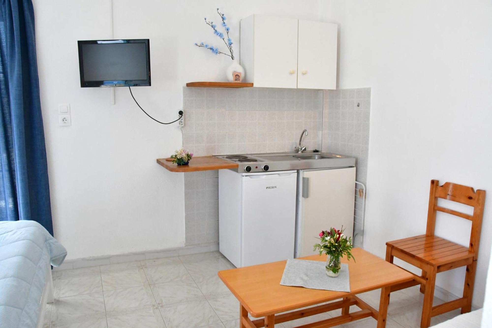 Blue Dolphin Studios And Apartment Vagia  Exterior photo